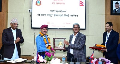  गृहमन्त्री लेखकले गरे प्रहरी महानिरीक्षक कुँवरको बिदाइ 